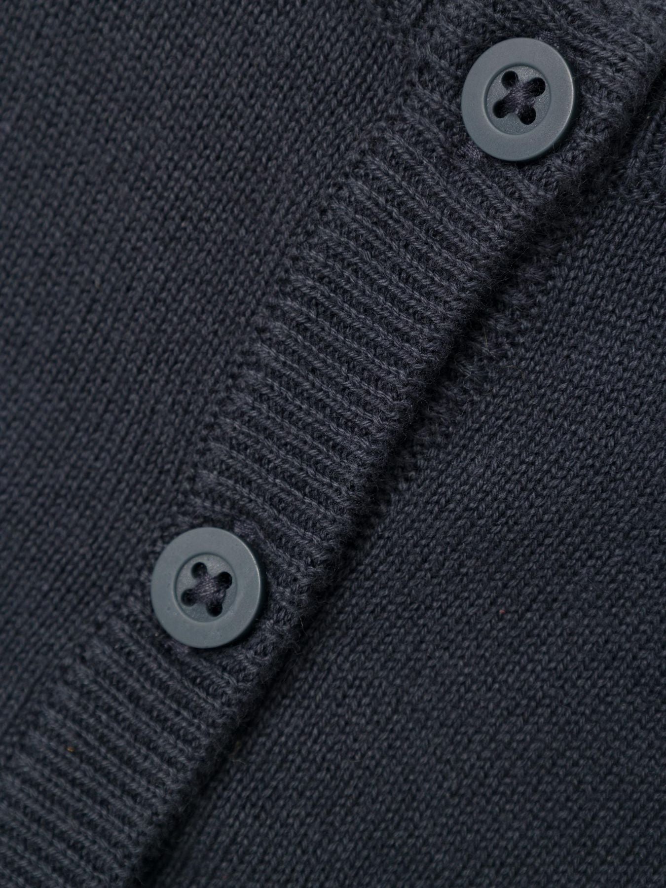 Cardigan con taschini ricamati