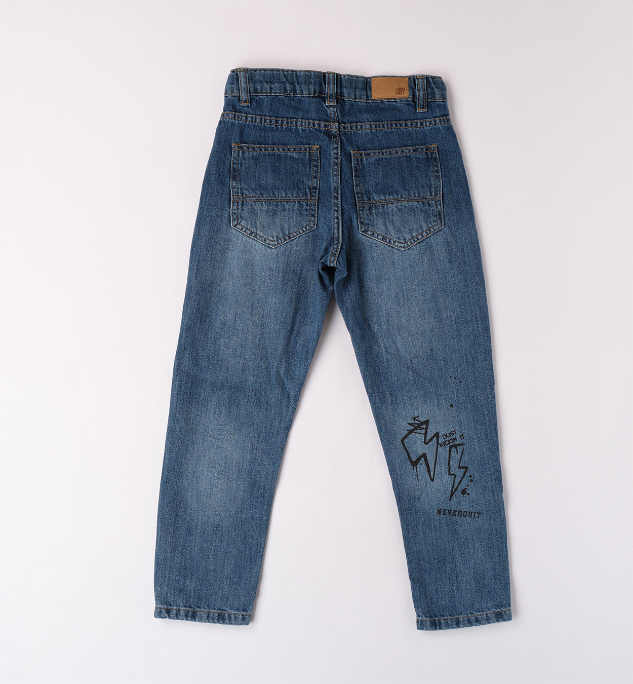 Jeans con stampe e rotture