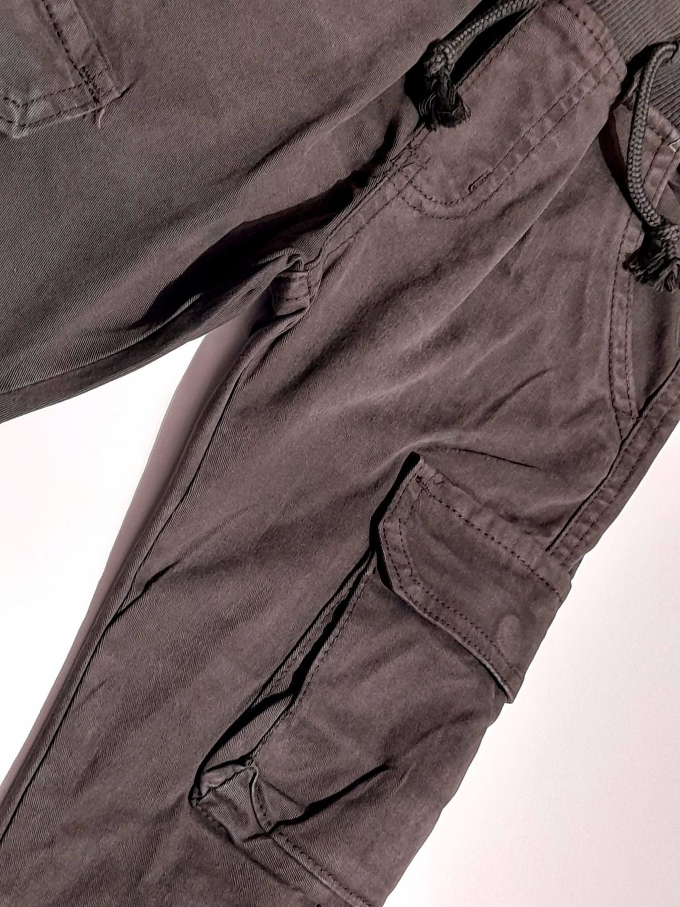 Pantalone con elastico alla caviglia