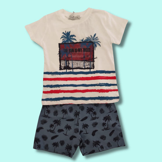 Completo corto con pantaloncino in fantasia e t-shirt stampata